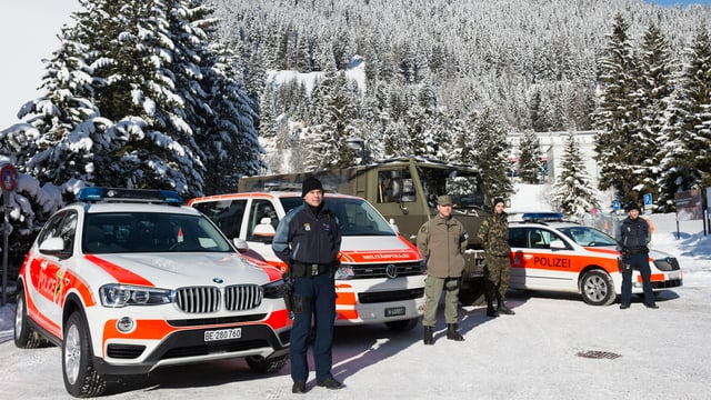 Militaerpolizei, Polizei und Armee zeigen Fahrzeuge in Davos Militaerpolizei, Polizei und Armee zeigen Fahrzeuge in Davos