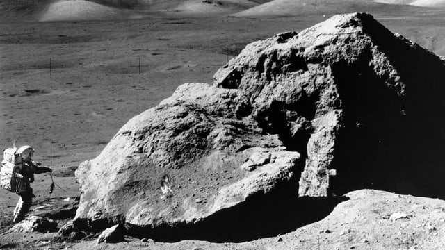 Der Astronaut Harrison Schmitt bei der Apollo 17-Mission im Taurus-Littrow-Tal auf der erdzugewandten Mondseite. Der Astronaut Harrison Schmitt bei der Apollo 17-Mission im Taurus-Littrow-Tal auf der erdzugewandten Mondseite.