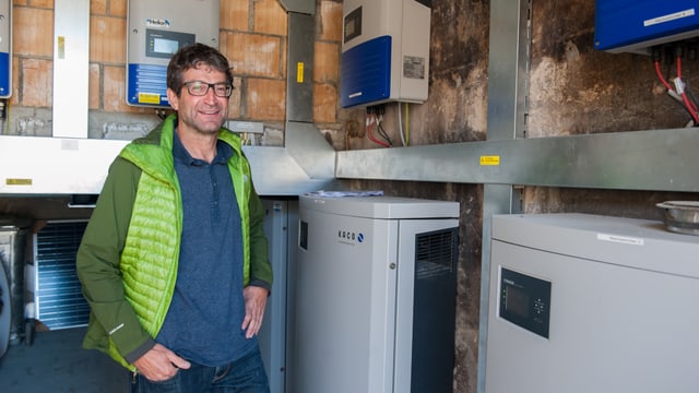 Curdin Maissen en la stanza nua ch'ils transfurmaturs èn installads. Curdin Maissen en la stanza nua ch'ils transfurmaturs èn installads.