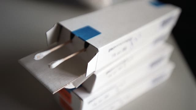 Wattestäbchen für DNA-Proben (Abstriche der Mundschleimhaut). Wattestäbchen für DNA-Proben (Abstriche der Mundschleimhaut).