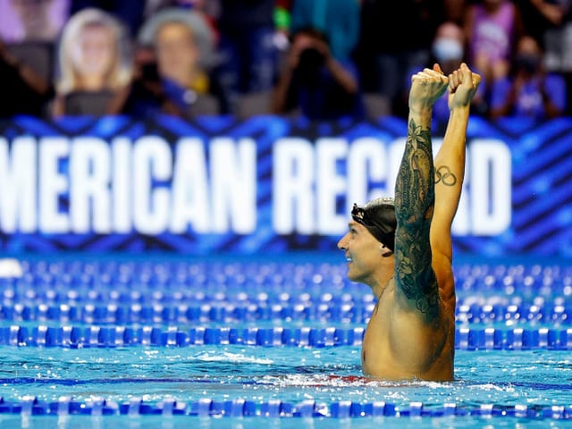 Caeleb Dressel freut sich über einen Sieg.