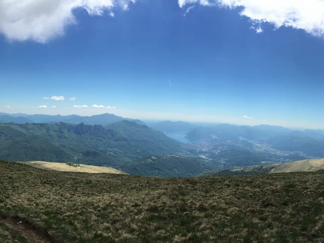 Blick in die Hügel und Berge des Tessins.