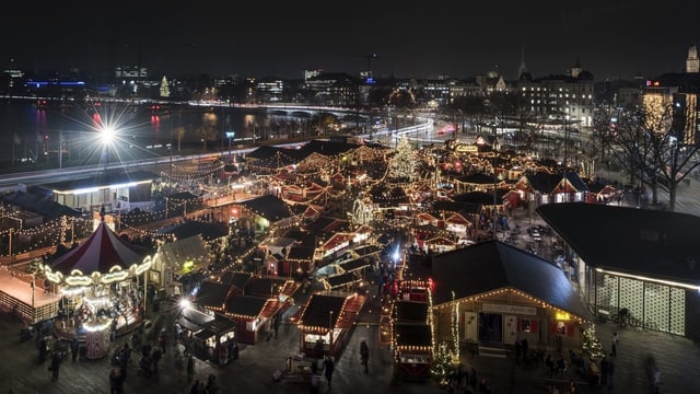 Blick von oben auf den nächtlichen Weihnachtsmarkt auf dem Sechseläutenplatz. Blick von oben auf den nächtlichen Weihnachtsmarkt auf dem Sechseläutenplatz.