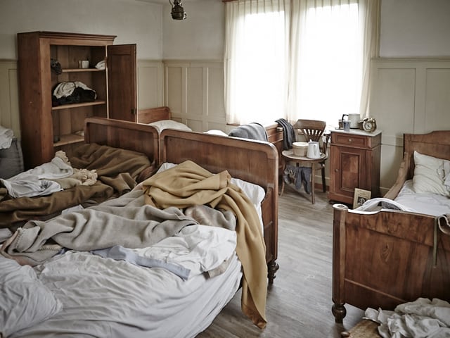 Schlafzimmer im Kosthaus, nicht gemachte Betten Schlafzimmer im Kosthaus, nicht gemachte Betten