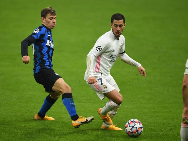 Interns Nicolo Barella im Zweikampf mit Real Madrids Eden Hazard. Interns Nicolo Barella im Zweikampf mit Real Madrids Eden Hazard.