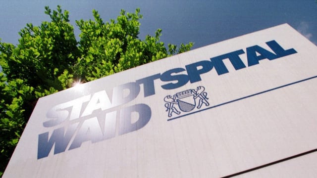Ein Schild beim Eingangsbereich des Stadtspitals Waid Ein Schild beim Eingangsbereich des Stadtspitals Waid