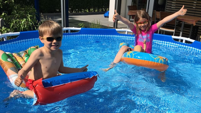 Fröhnliche Kinder spielen im Pool. Fröhnliche Kinder spielen im Pool.