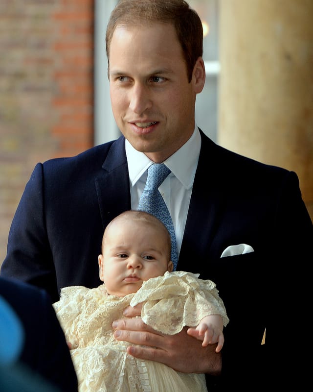 Prinz William mit Prinz George auf dem Arm. Prinz William mit Prinz George auf dem Arm.