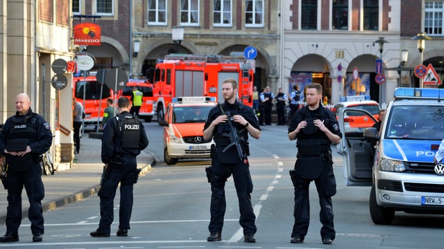 Polizisten. Polizisten.