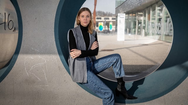eine junge Frau sitzt in einem Ring aus Stein eine junge Frau sitzt in einem Ring aus Stein