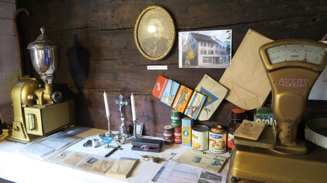 Material aus einem früheren Lebensmittelgeschäft, wie eine alte Waage und Kaffeemühle. Material aus einem früheren Lebensmittelgeschäft, wie eine alte Waage und Kaffeemühle.