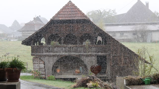 Schneeflocken vor einem Bauernhaus in Sumiswald. Schneeflocken vor einem Bauernhaus in Sumiswald.