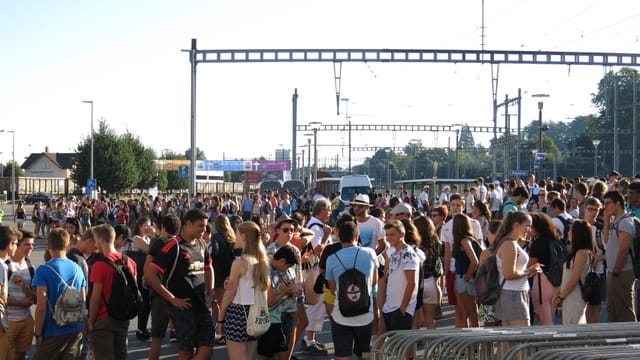 Viele Kinder stehen herum. Viele Kinder stehen herum.