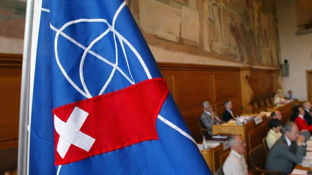 ASO-Fahne in einem Kantonalparlamentssaal. ASO-Fahne in einem Kantonalparlamentssaal.
