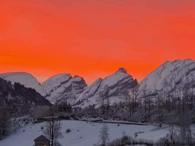 Tiefroter Himmel über Bergkulisse.