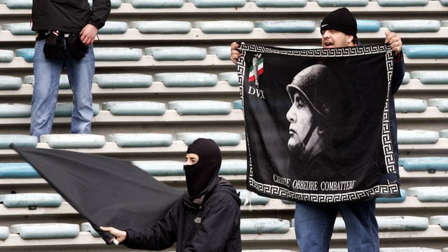 Ein Fussball-Fan hält eine Flagge mit dem «Duce». Ein Fussball-Fan hält eine Flagge mit dem «Duce».