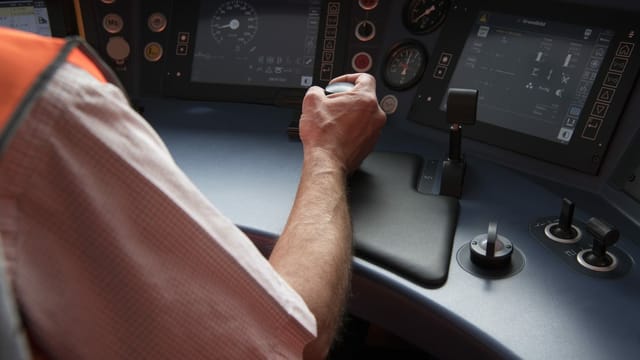 Blick über die Schulter in den Führerstand einer Lokomotive. Blick über die Schulter in den Führerstand einer Lokomotive.