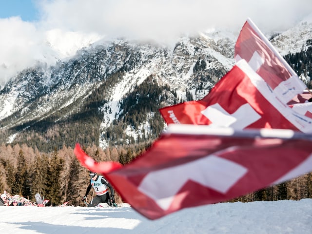 Dario Cologna wird von Schweizer Fans angefeuert Dario Cologna wird von Schweizer Fans angefeuert