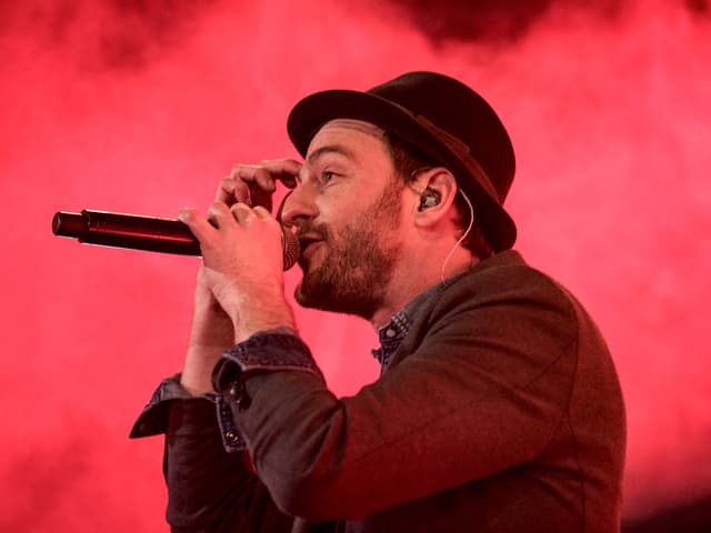 Der Showact am Dienstagabend auf der «Jeder Rappen zählt»-Bühne: Troubas Kater mit Sänger QC.