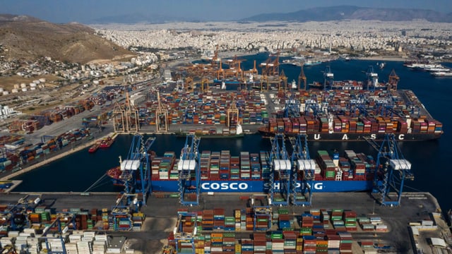 Hafen im Vordergrund, dahinter Athen. Hafen im Vordergrund, dahinter Athen.