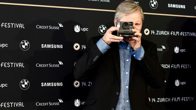 Mann mit Polaroid Kamera. Mann mit Polaroid Kamera.