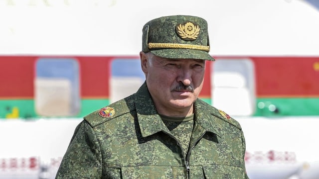 Lukaschenko in Militäruniform. Lukaschenko in Militäruniform.
