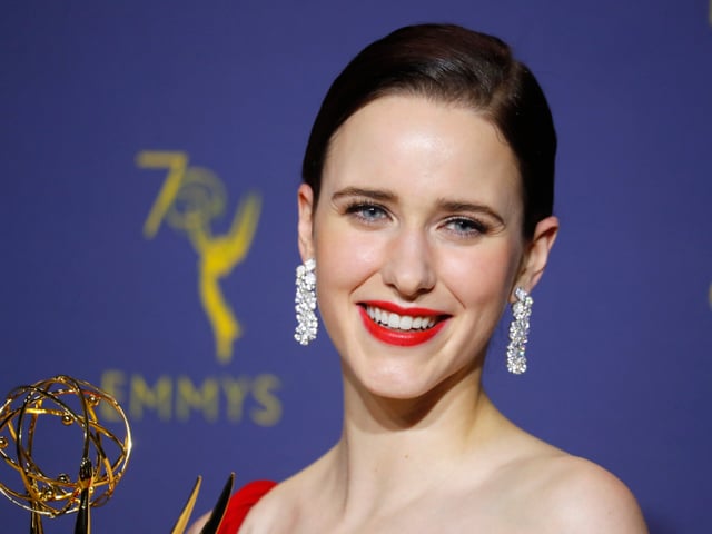 Rachel Brosnahan mit ihrem Emmy Rachel Brosnahan mit ihrem Emmy