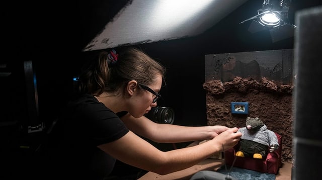 Eine Studentin mit dem Hauptdarsteller ihres Animationsfilms. Eine Studentin mit dem Hauptdarsteller ihres Animationsfilms.