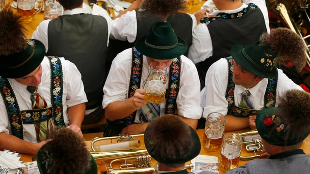 Männer in Trachten an einem Tisch, sie trinken Bier. Männer in Trachten an einem Tisch, sie trinken Bier.