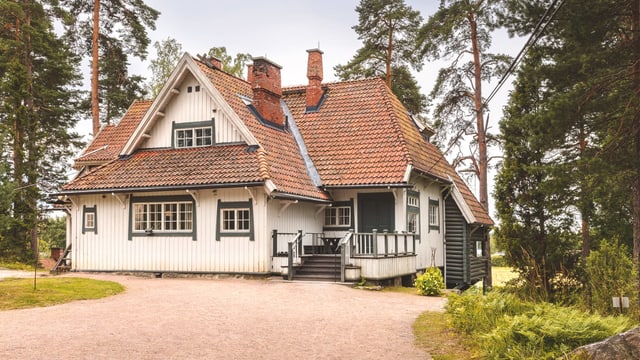 Ein Weg führt zu einem Landhaus. Ein Weg führt zu einem Landhaus.