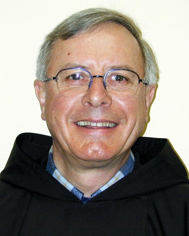 Ein Mann mit Brille und kurzen grauen Haaren lächelt in die Kamera. Ein Mann mit Brille und kurzen grauen Haaren lächelt in die Kamera.