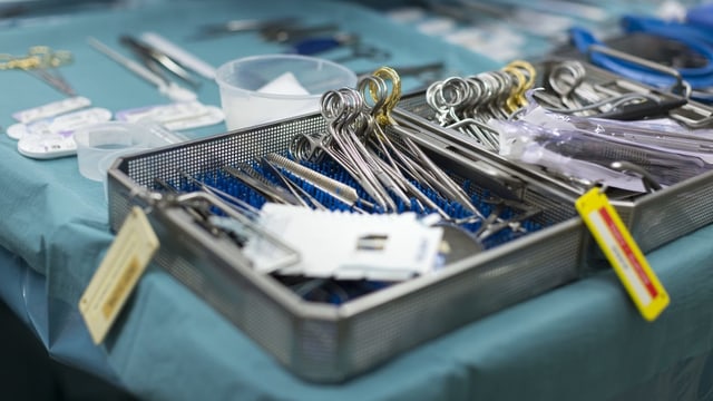 Medizinische Geräte im Operationsraum. Medizinische Geräte im Operationsraum.