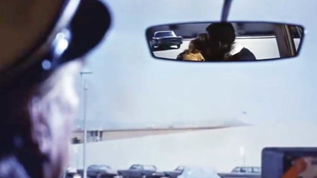 Taxifahrer sieht im Spiegel wie ein Pärchen knutscht. Taxifahrer sieht im Spiegel wie ein Pärchen knutscht.