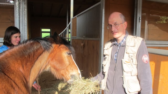 Jürg Oehninger lernt den korrekten Umgang mit Ponys