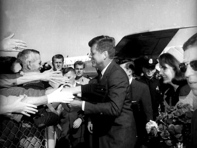 Kennedy wird von der Bevölkerung gefeiert.