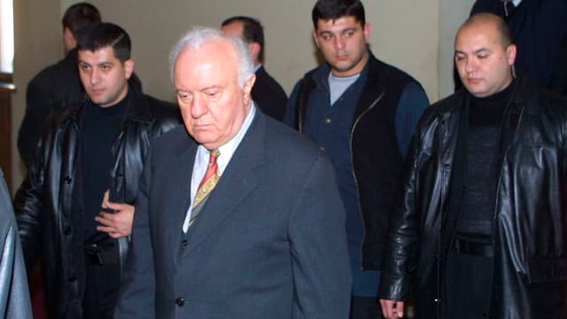 Turbulente Zeiten: Eduard Schewardnadse verlässt am 22. November 2003 das Parlament in Tiflis.