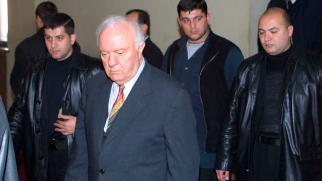 Turbulente Zeiten: Eduard Schewardnadse verlässt am 22. November 2003 das Parlament in Tiflis. Turbulente Zeiten: Eduard Schewardnadse verlässt am 22. November 2003 das Parlament in Tiflis.