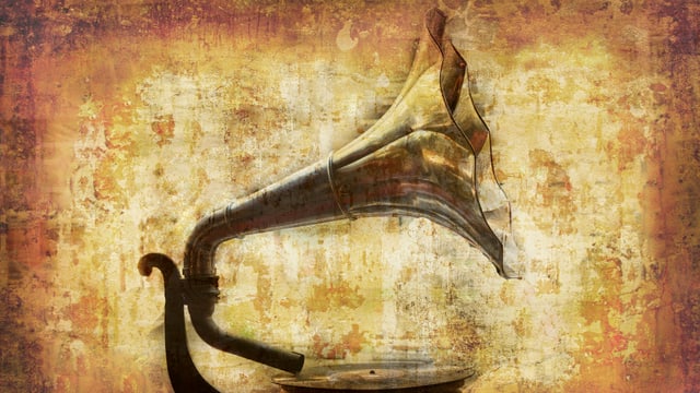 Die Bildcollage zeigt ein Grammophon vor Patina. Die Bildcollage zeigt ein Grammophon vor Patina.