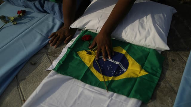 Symbolisches Gedenken an die Corona-Opfer in Rio de Janeiro