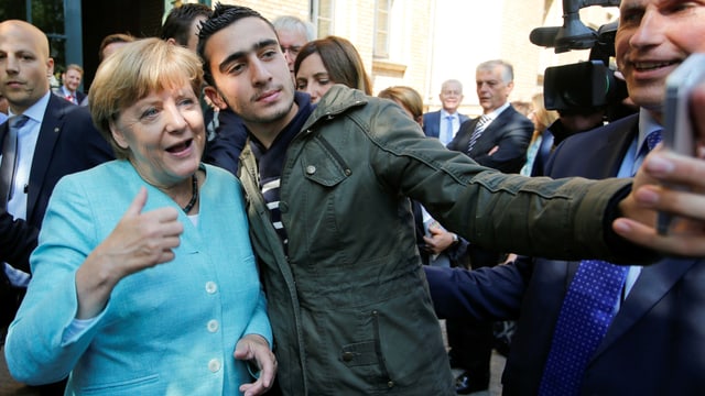 Merkel mit dem betroffenen Mann bei einem Selfie. Merkel mit dem betroffenen Mann bei einem Selfie.