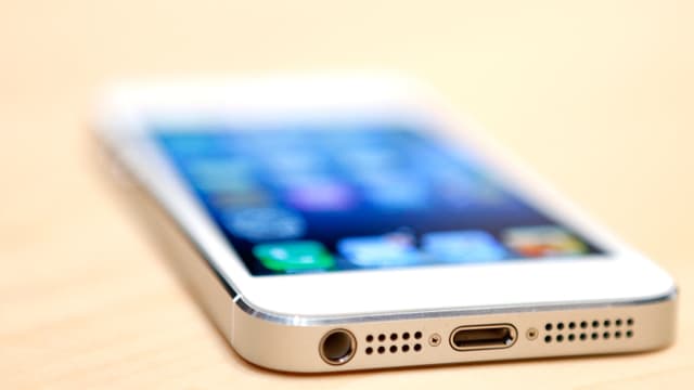 iPhone liegt auf dem Tisch iPhone liegt auf dem Tisch