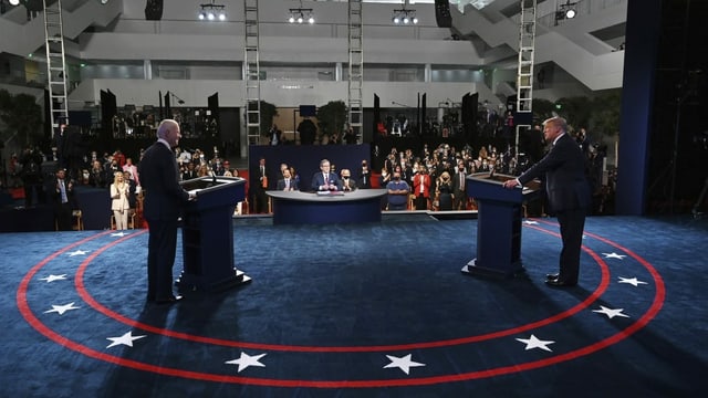 Trump und Biden stehen an der Debatte je hinter einem Rednerpult. Trump und Biden stehen an der Debatte je hinter einem Rednerpult.