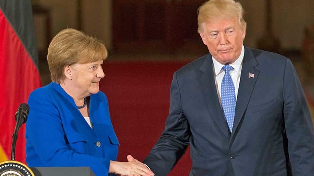 Merkel und Trump geben sich die Hand Merkel und Trump geben sich die Hand
