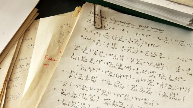 Blätter mit handgeschriebenen Formeln Blätter mit handgeschriebenen Formeln