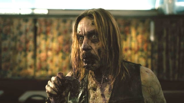 Ein Zombie mit langen Haaren starrt gedankenlos in die Ferne. Ein Zombie mit langen Haaren starrt gedankenlos in die Ferne.