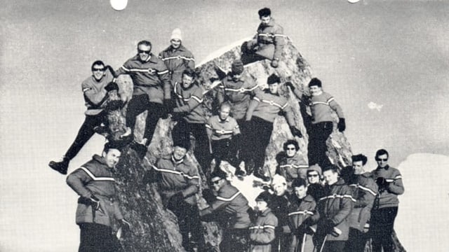 Schwarz-weiss-Aufnahme von Menschen im Schnee. Schwarz-weiss-Aufnahme von Menschen im Schnee.
