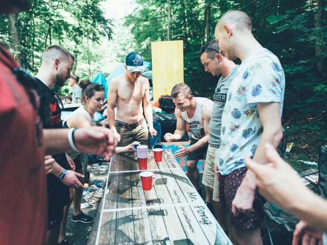 Festivalbesucher mit Beer-Pong-Tisch