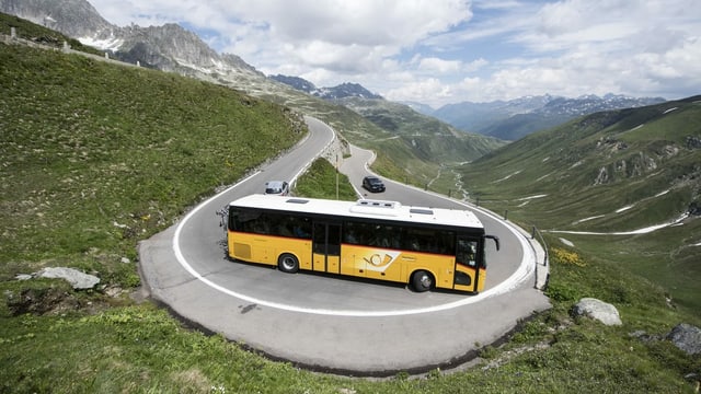 Postauto in einer Kurve auf dem Furkapass. Postauto in einer Kurve auf dem Furkapass.