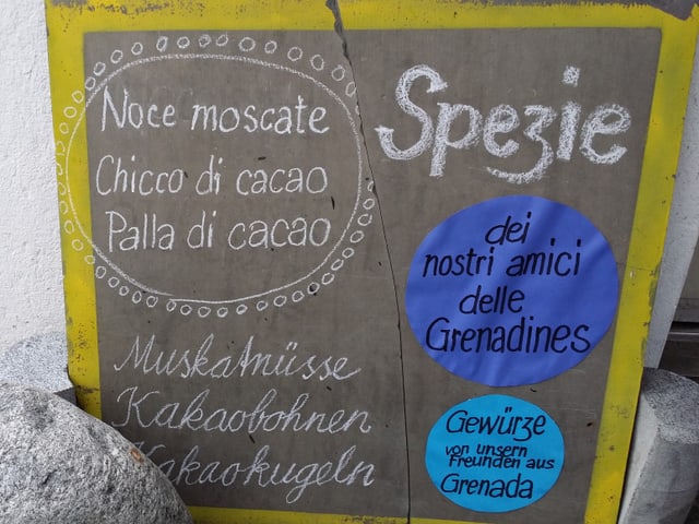 Eine Tafel, auf der mit Kreide die Spezialitäten geschrieben sind.