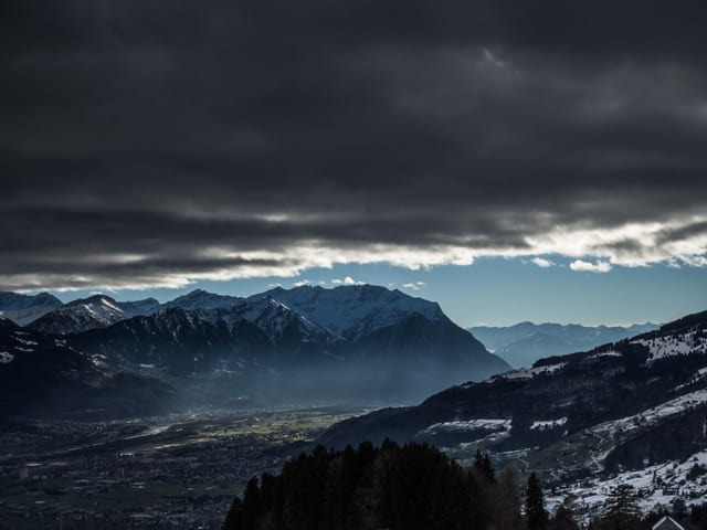 Über dem St. Galler Rheintal hängt eine geschlossene Wolkendecke. Über dem Werdenberg herrscht eitel Sonnenschein.